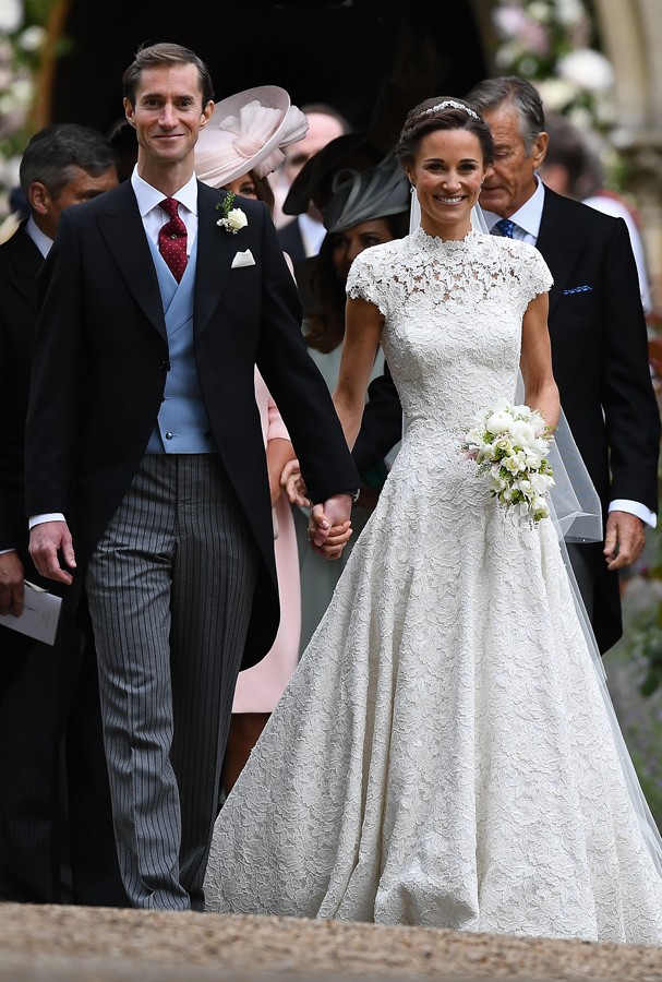 ENGLEFIELD GREEN, ENGLAND - MAY 20: Pippa Middleton and her new husband James Matthews leave church following their wedding ceremony at St Mark's Church as the bridesmaids and pageboys walk ahead on May 20, 2017 in Englefield Green, England. (Photo by Ju (Foto: Getty Images)